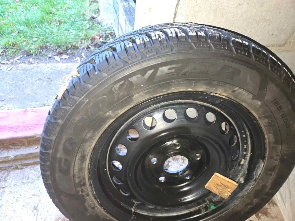 Winter Tire & Wheel Package – Goodyear Ultra Grip image indicator(5)