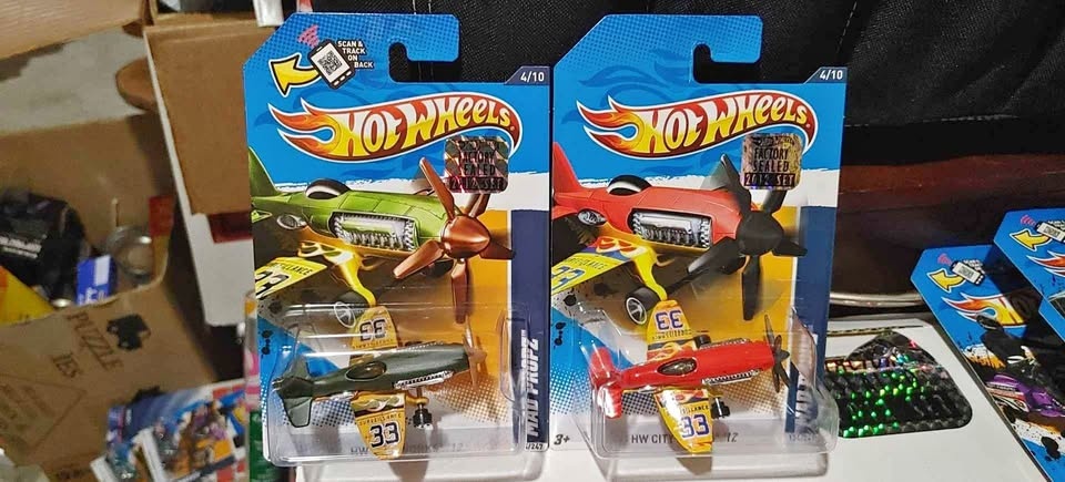 2x 2012 hot Wheels mad propz plane