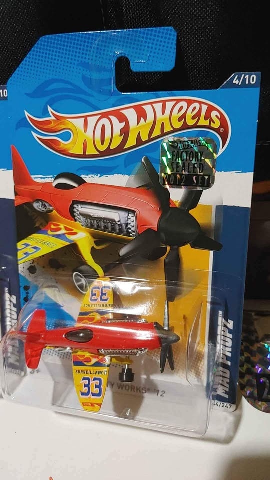 2x 2012 hot Wheels mad propz plane - photo 2
