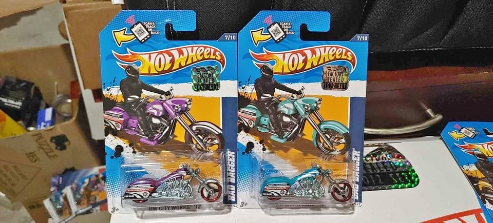 2x 2012 hot Wheels bad badger