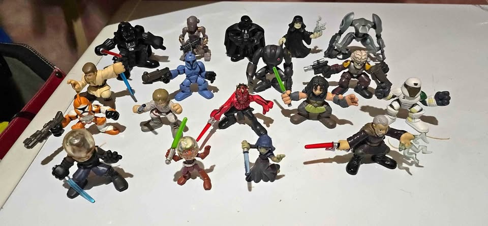 Lot Of 18 Star Wars Galactic Heroes Action Figures