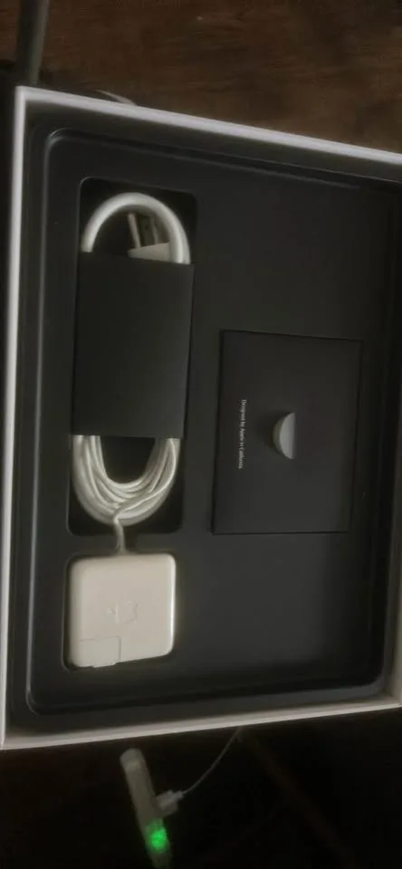 MacBook Air 2015 - 250GB SSD, Good battery, box and charger incl image indicator(2)