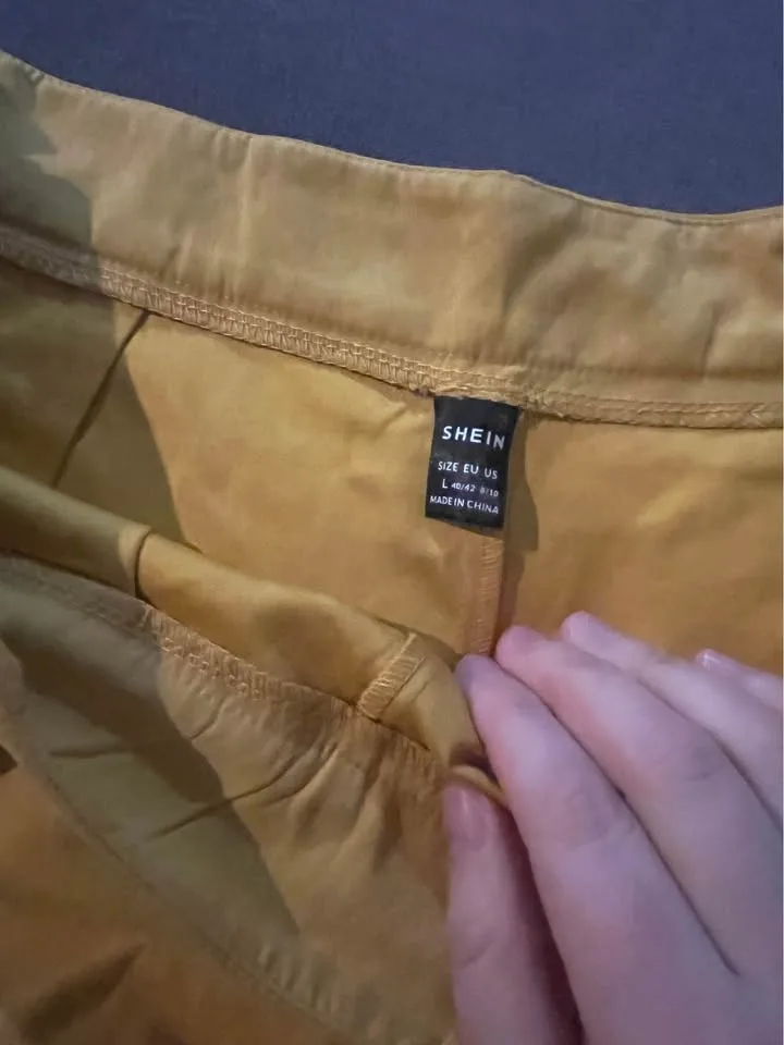 Beautiful suede mustard Short woman L image indicator(7)