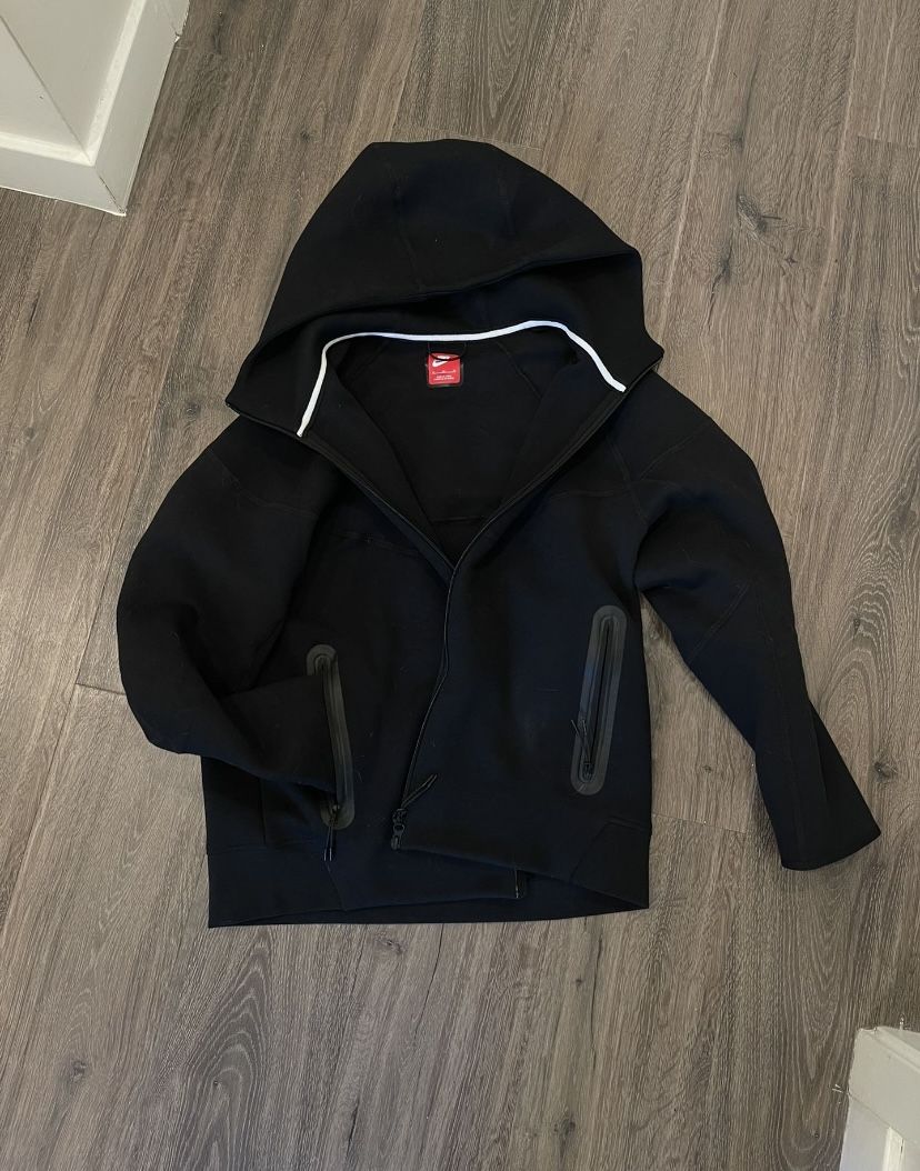 Black Nike Tech