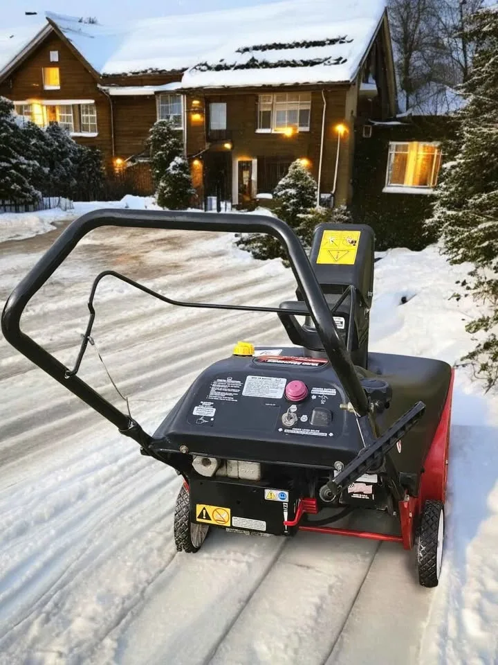 Yard-Man snow blower, MTD, price Firm not negotiable image indicator(4)