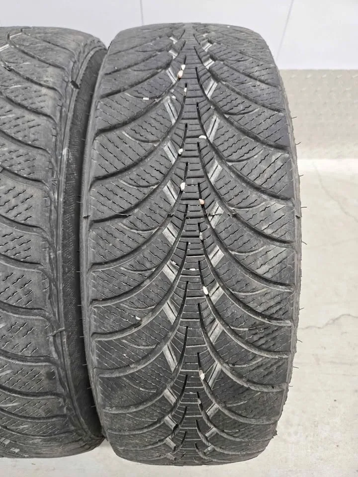 Goodyear Ultra Grip Winter tires- 195/65R15 image indicator(6)