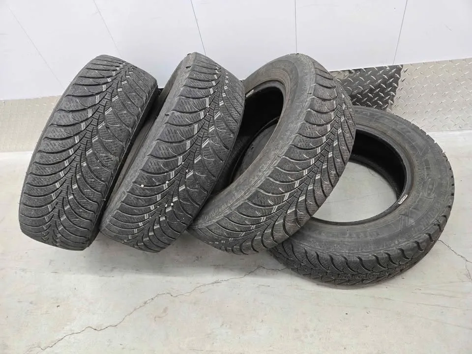 Goodyear Ultra Grip Winter tires- 195/65R15 image indicator(7)