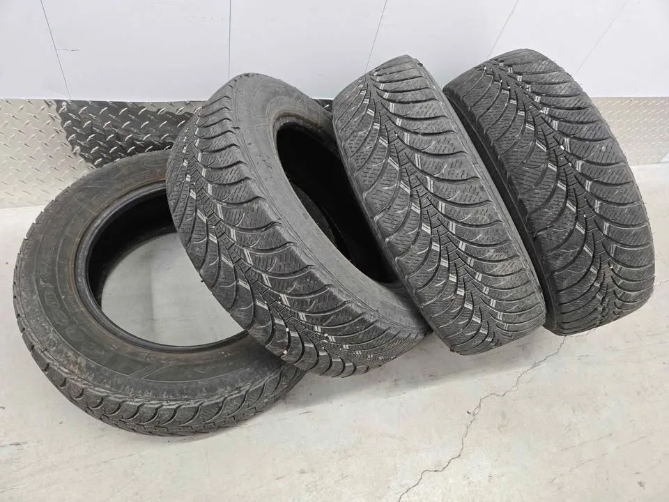 Goodyear Ultra Grip Winter tires- 195/65R15 image indicator(8)