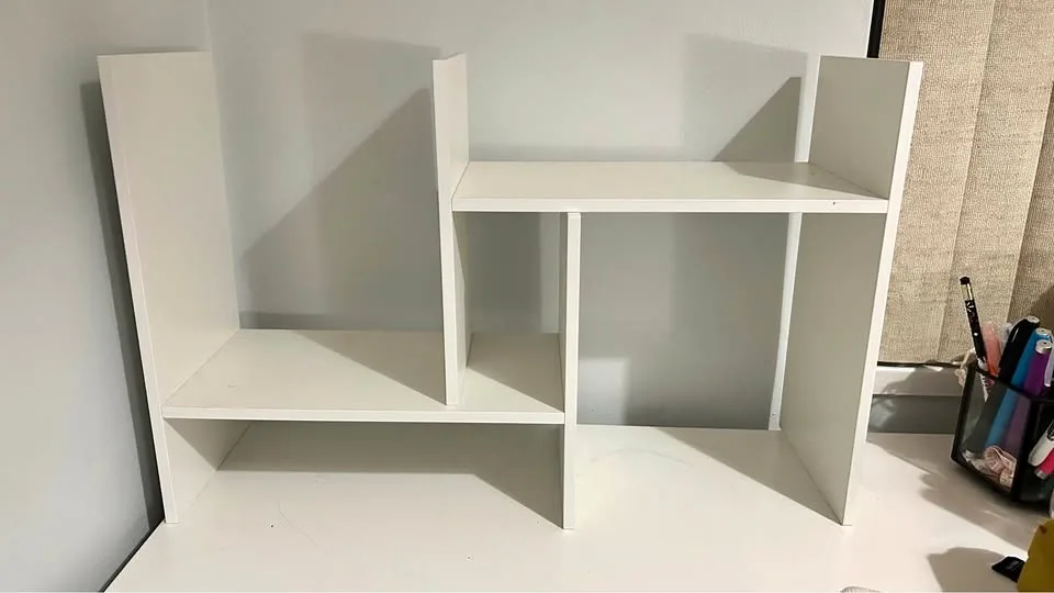 Adjustable bookshelf