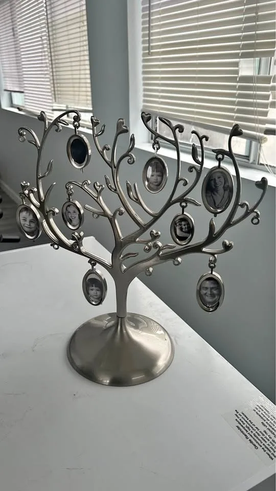 Decorative metal tree for jewelry or pictures