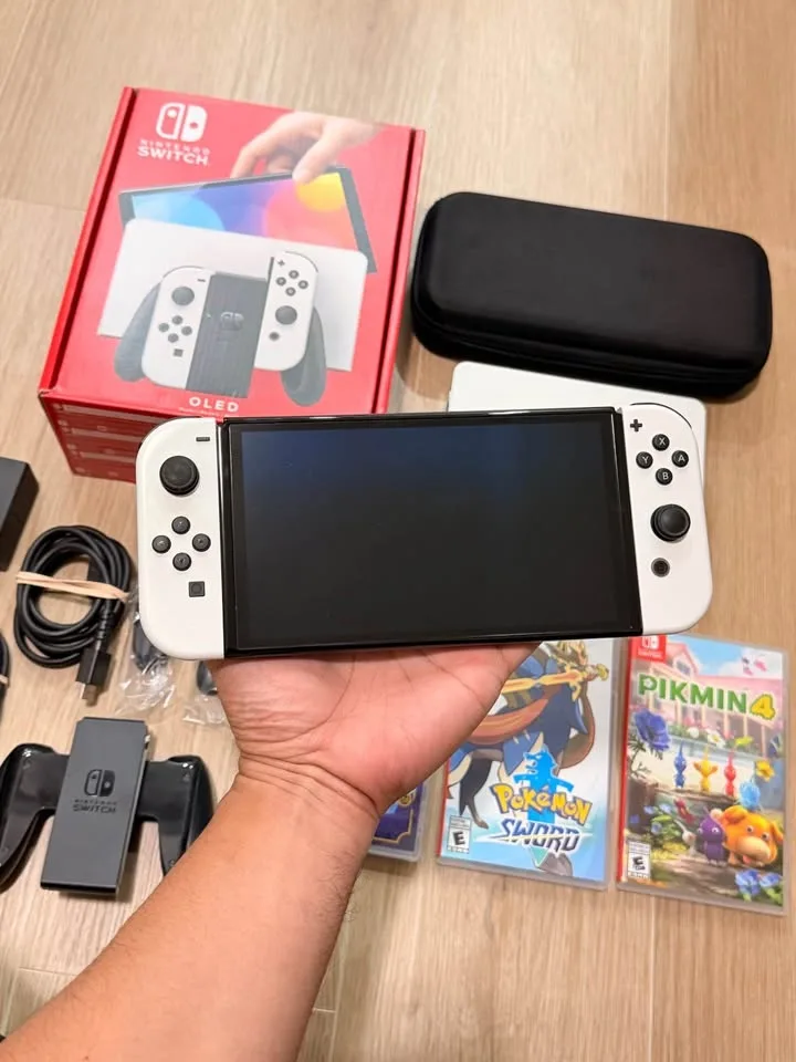 Nintendo Switch OLED – Excellent Condition + 3 Games! image indicator(2)