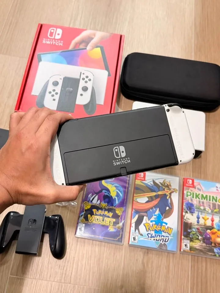 Nintendo Switch OLED – Excellent Condition + 3 Games! image indicator(3)