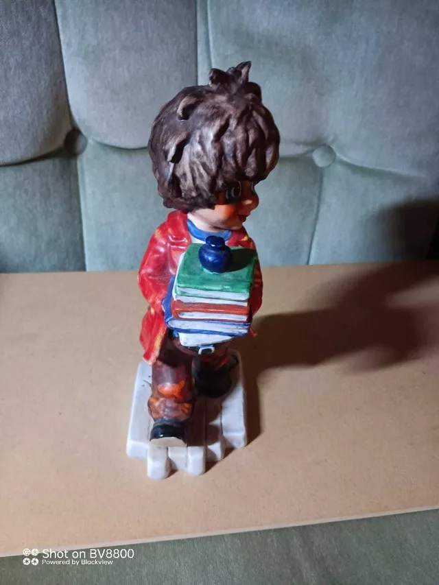 Goebel Figurine Boy with Books Michel T Figurine MIC 9 1971 image indicator(3)