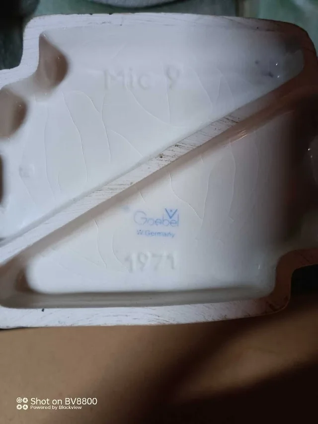 Goebel Figurine Boy with Books Michel T Figurine MIC 9 1971 image indicator(4)