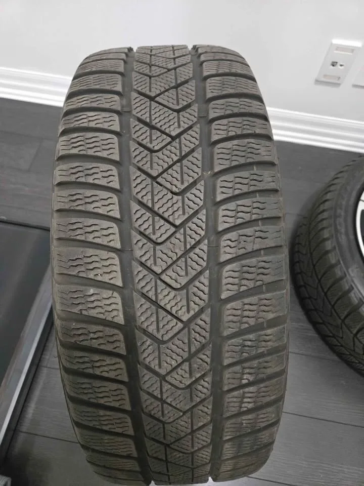 Set (4) of OEM Mercedes rim and Pirelli winter tires - 225 45 18 image indicator(2)