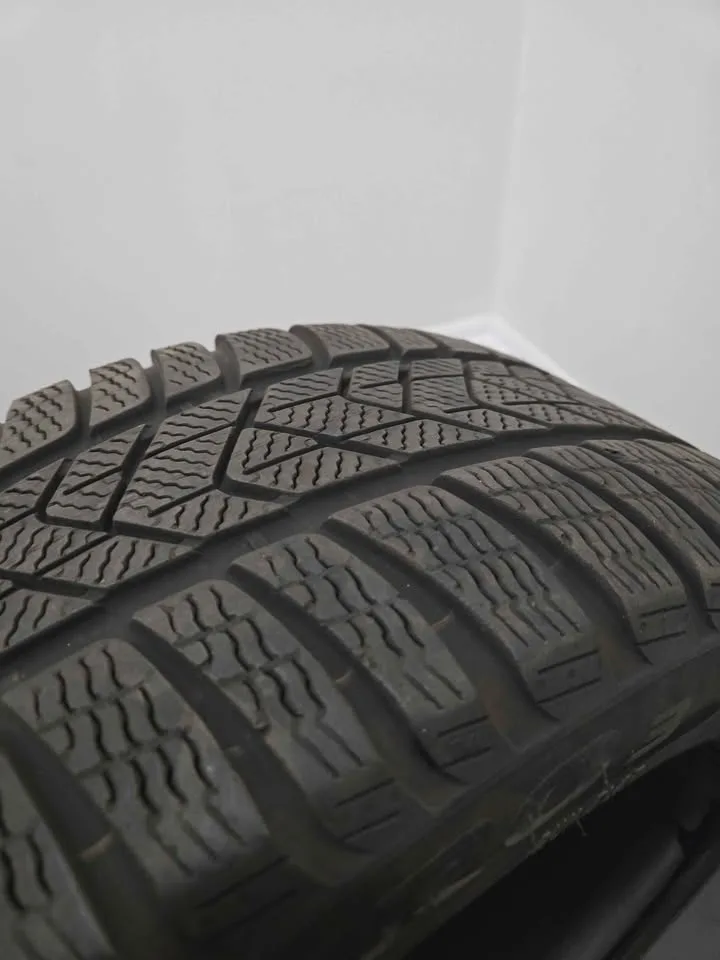 Set (4) of OEM Mercedes rim and Pirelli winter tires - 225 45 18 image indicator(4)