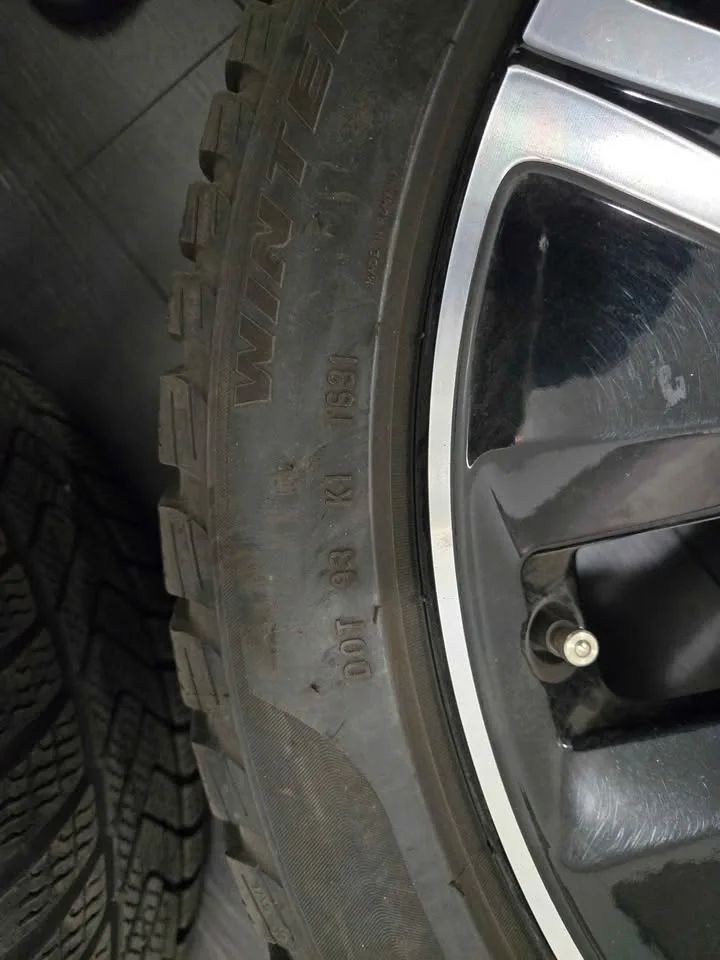 Set (4) of OEM Mercedes rim and Pirelli winter tires - 225 45 18 image indicator(8)