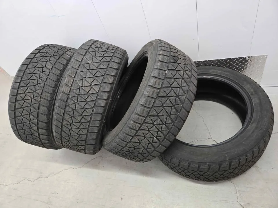 Bridgestone Blizzak Winter Tires- 275/50R20 image indicator(8)