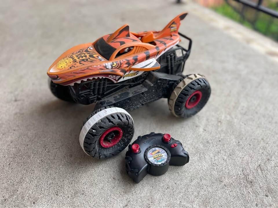 Hot Wheels remote control Tiger Shark - photo 2