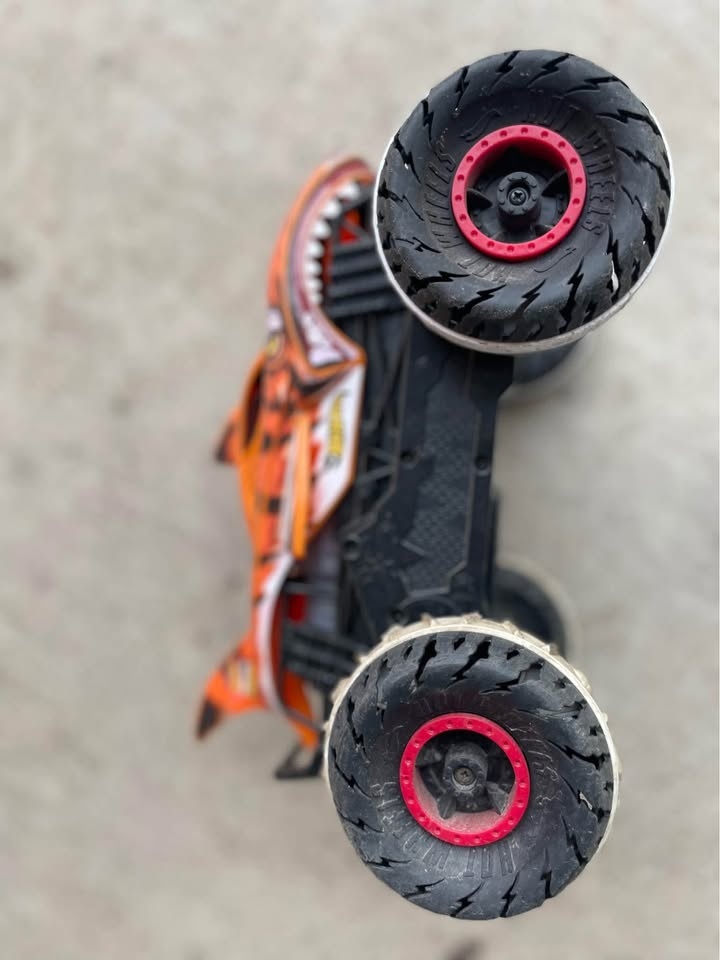 Hot Wheels remote control Tiger Shark - photo 3