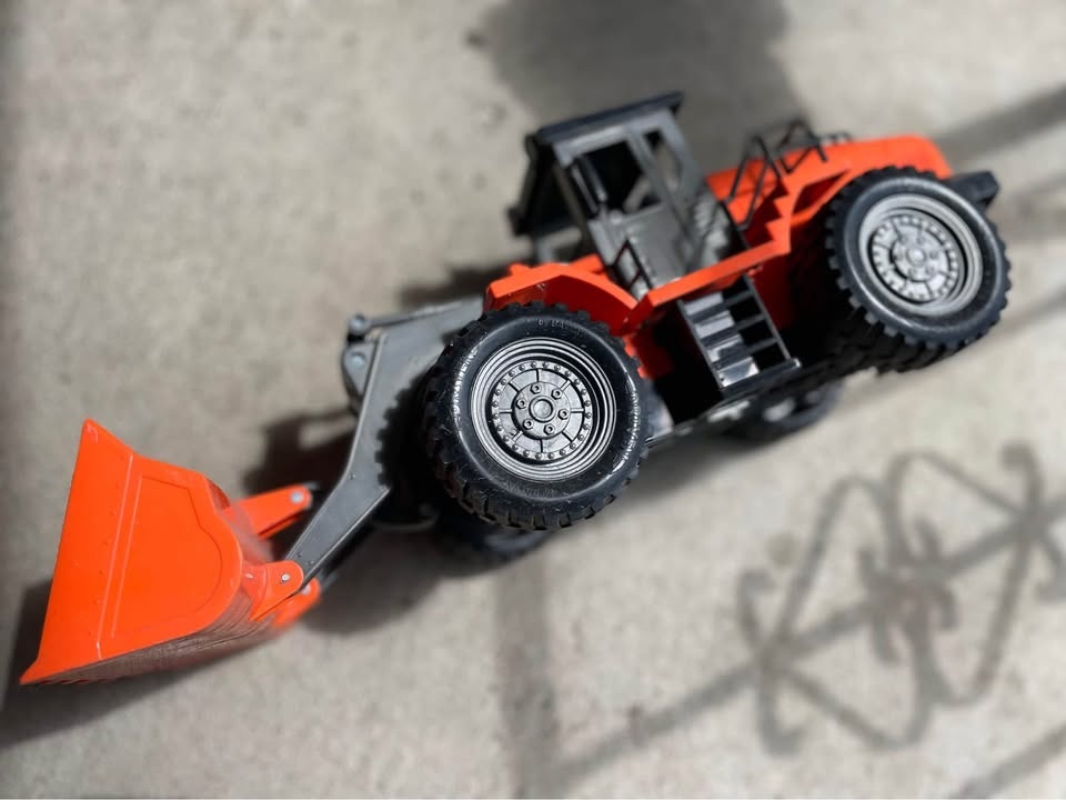 DRIVEN Remote Control Loader w/ remote control movable bucket - photo 2