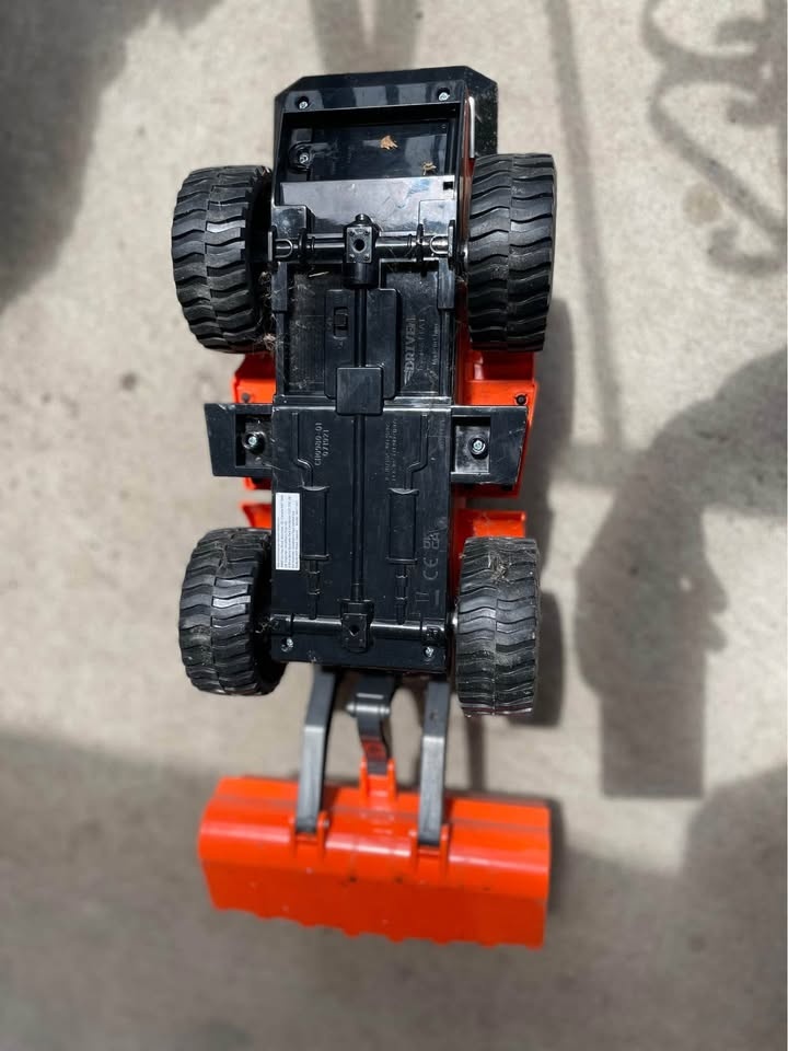 DRIVEN Remote Control Loader w/ remote control movable bucket - photo 3