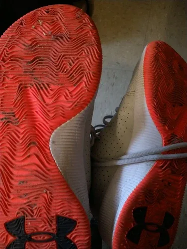 Under Armour Men's Jet Basketball Shoes, 9.5 image indicator(8)