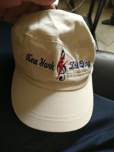 New York Jhi Qing, Hat