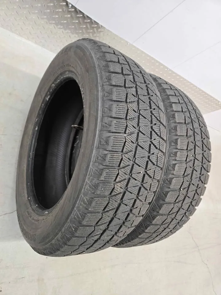 Bridgestone Blizzak Winter Tires- 205/60R16 image indicator(2)