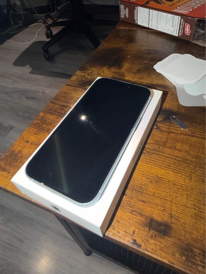 iPhone 15 128gb blue 83% battery health - photo 2
