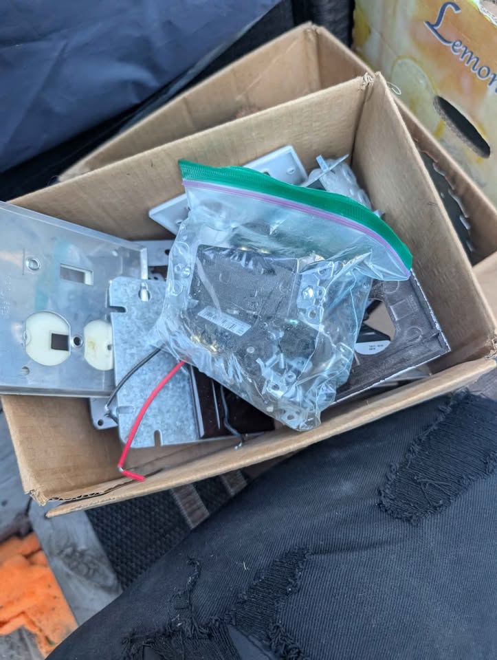 Box of Electrical items - photo 2