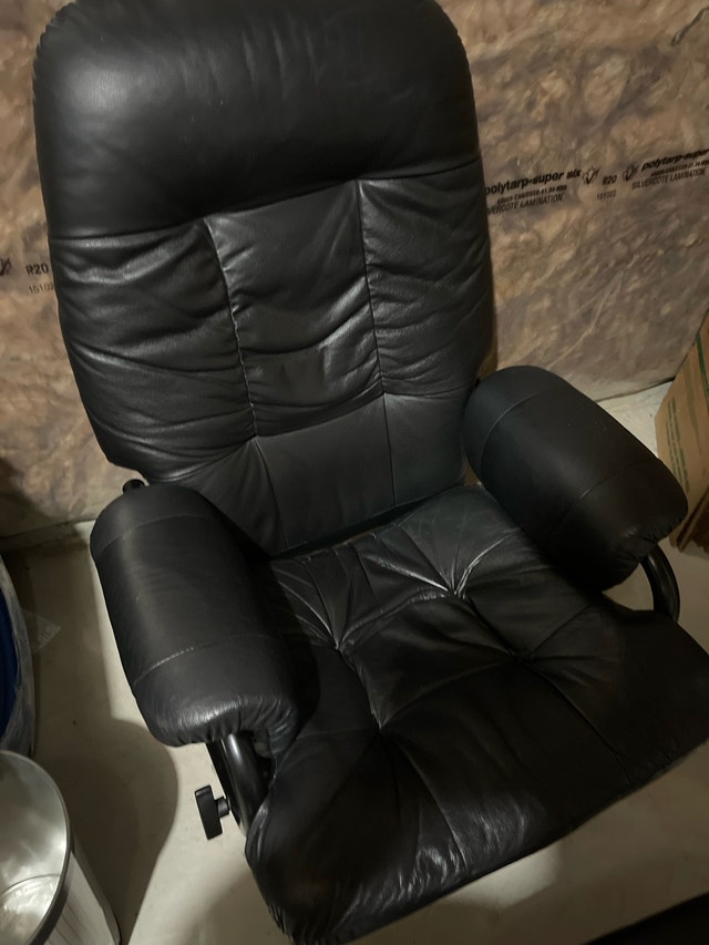 comfortable black chair and ottoman - photo 2