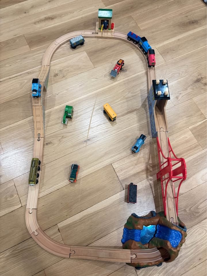Thomas and Friends wooden set with trains - photo 3