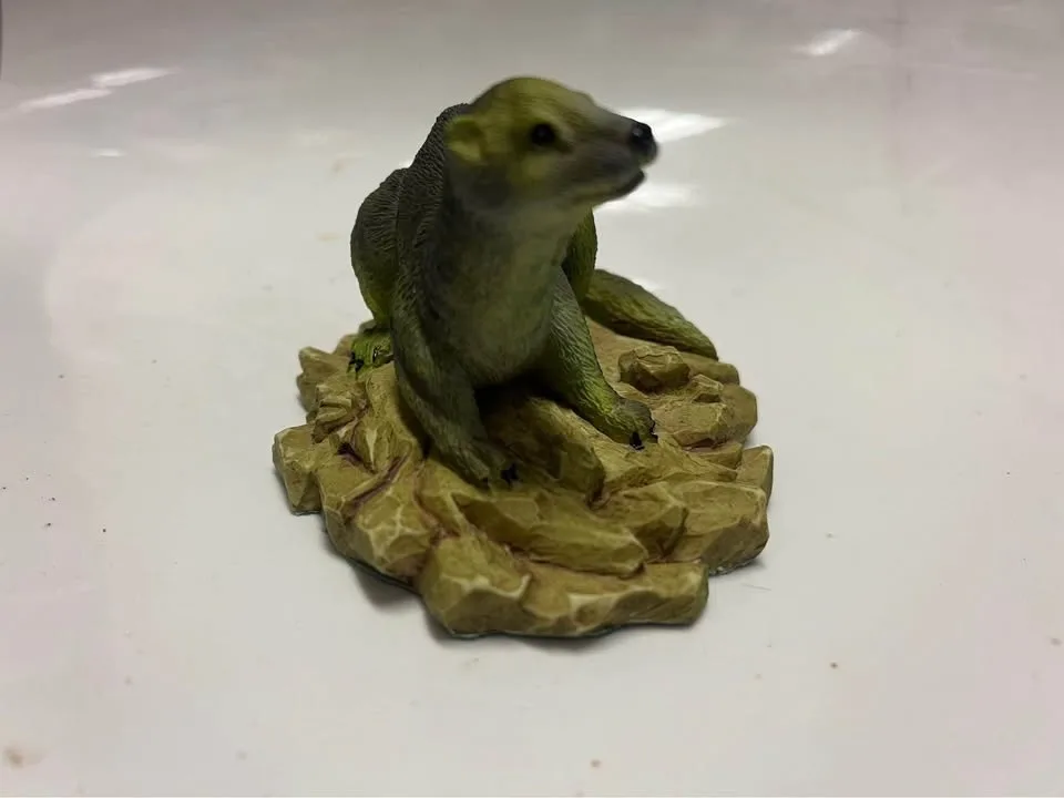 otter figurine image indicator(2)