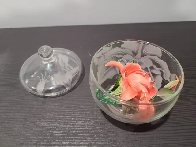 Glass bowl with flower made from feathers image indicator(3)