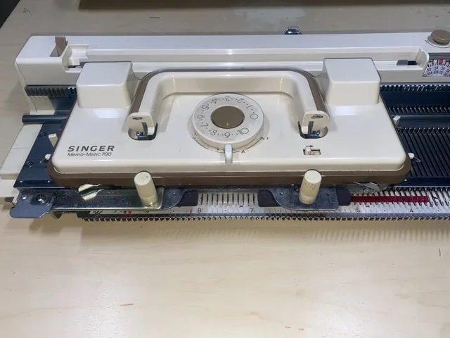 Knitting Machine Singer 700 Memo-Matic image indicator(2)