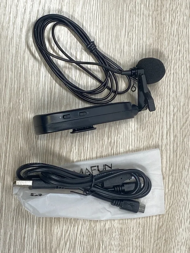 Lapel Microphone Set Wireless With Receiver and adapters NEW image indicator(8)