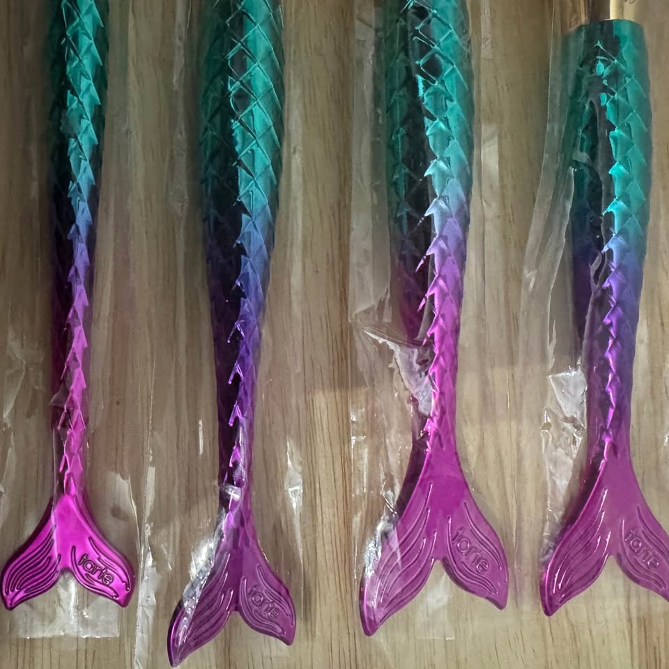 BRAND NEW Tarte Mermaid Brush Set - photo 4