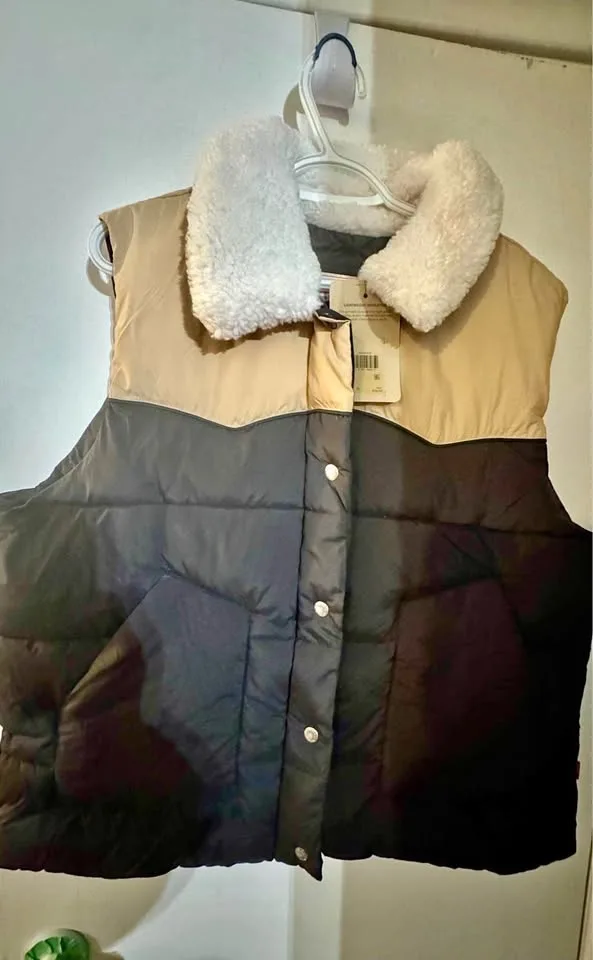 Levi's Western Puffer Vest - BRAND NEW with Tags