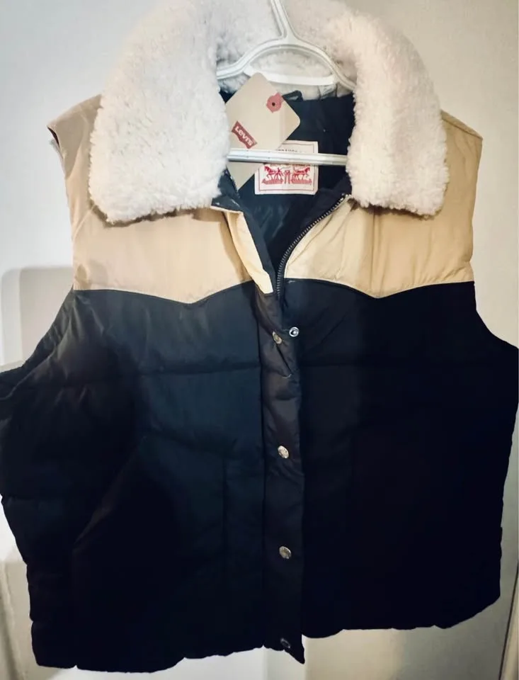 Levi's Western Puffer Vest - BRAND NEW with Tags image indicator(6)