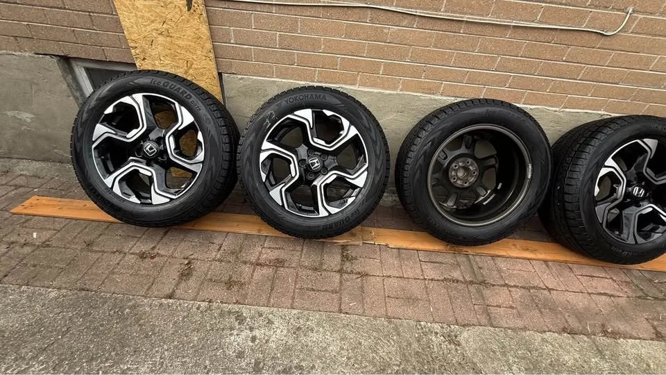 235/60R18 Honda crv touring winter set image indicator(7)