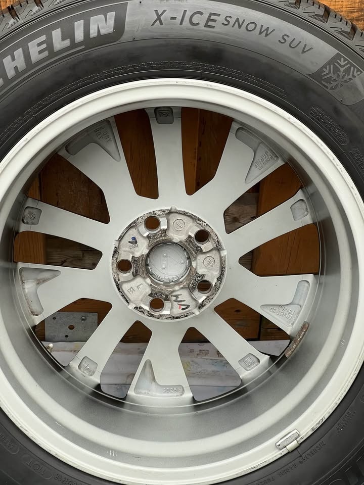 235/65R18 - 4 Luxury Lexus OEM Wheels Michelin - photo 3