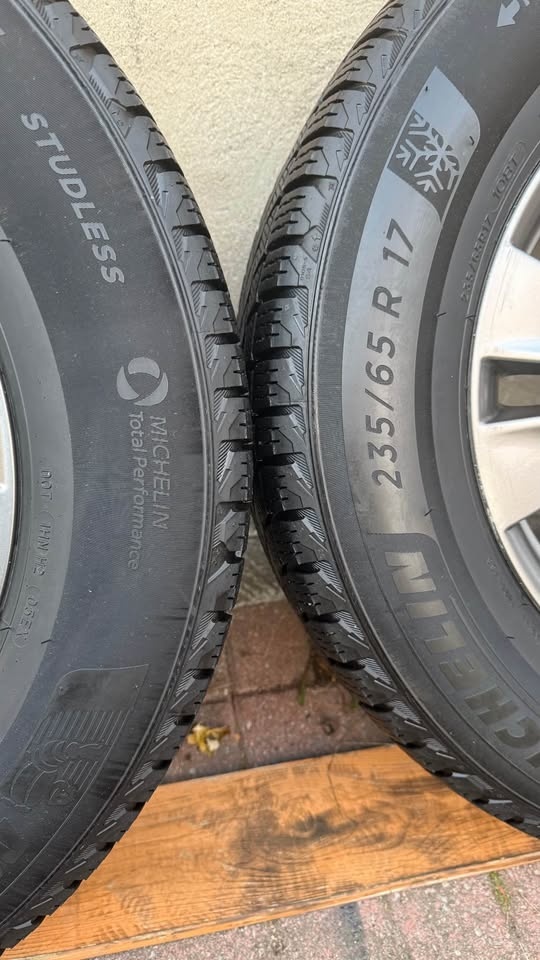 235/65R17 OEM Hyundai Rims and Michelin Winter Tires - photo 2