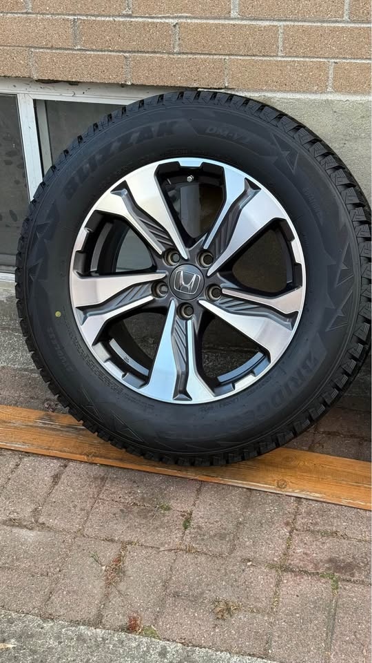 235/65R17 OEM Honda CR-V rims and Bridgestone winter package - photo 2