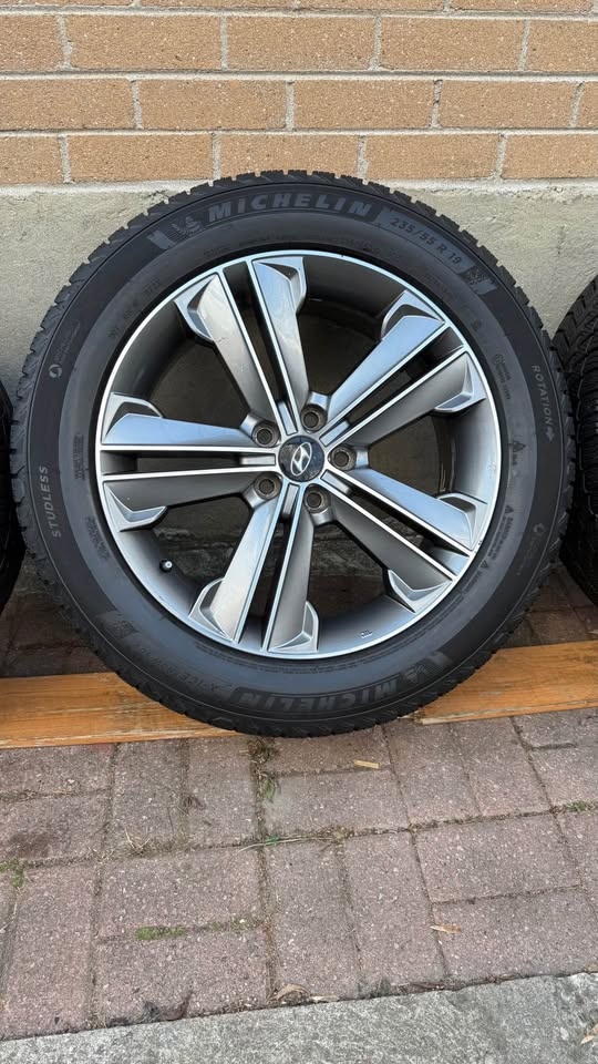 235/55R19 OEM Hyundai SantaFe Rims and Michelin tires - photo 3