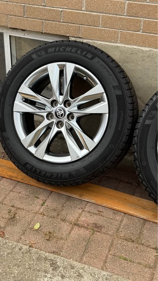 235/60R18 OEM 2025 Toyota Sienna rims & Michelin X ice tires - photo 2