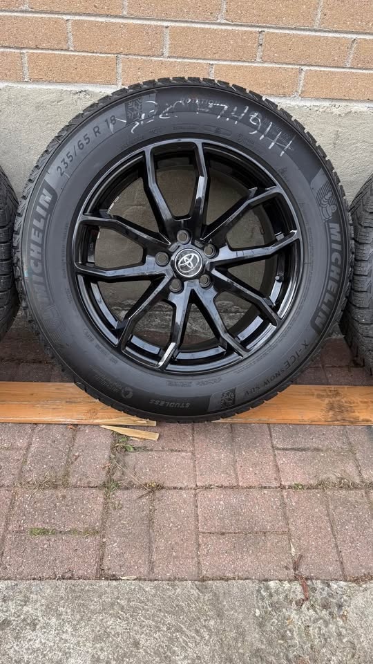 235/65R18 Toyota Highlander Black rims and Michelin winter tires - photo 2