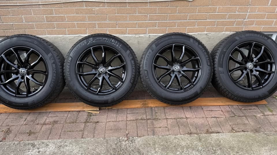 235/65R18 Toyota Highlander Black rims and Michelin winter tires - photo 3