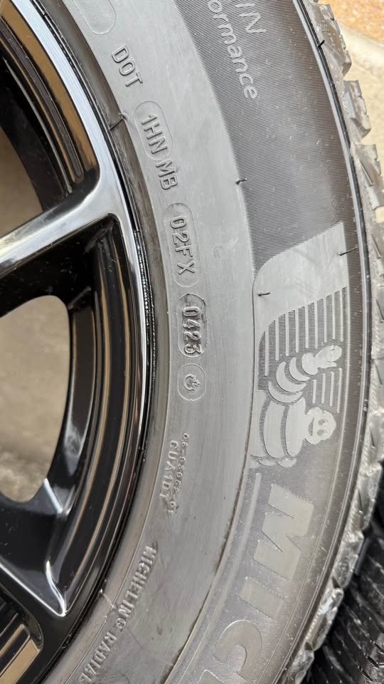 235/65R18 Toyota Highlander Black rims and Michelin winter tires - photo 5