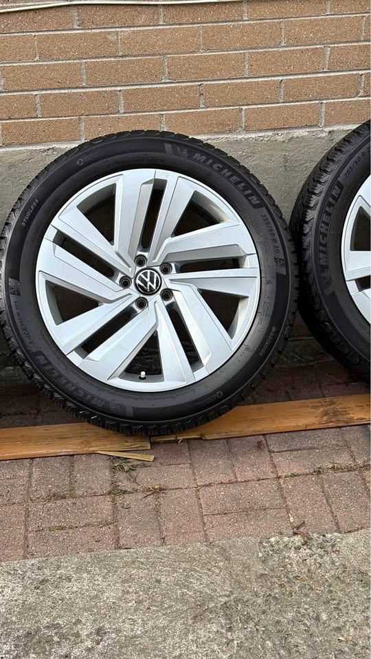255/50R20 OEM Volkswagen Rims and a Michelin Tires